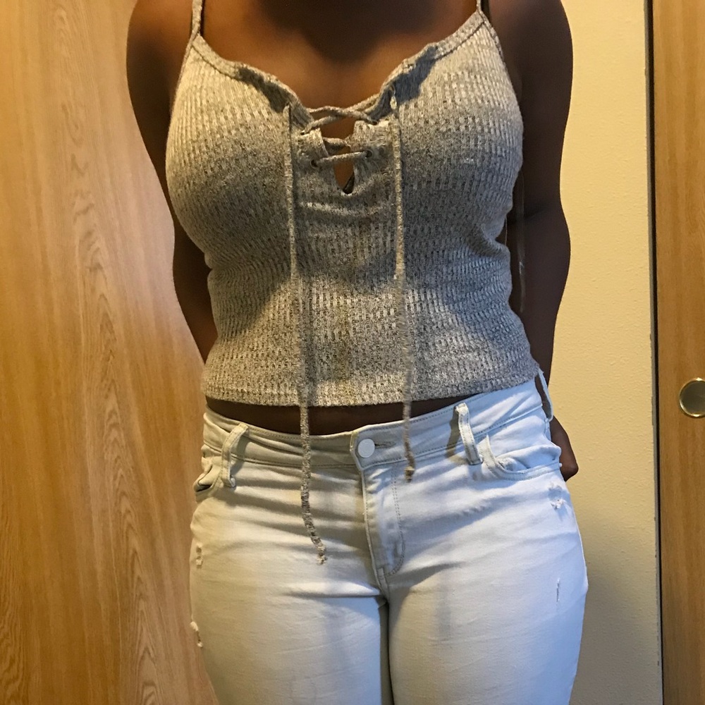 Cropped gray shirt